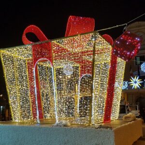 Immagini Pacchi Di Natale.Natale A Gricignano In Piazza Un Pacco Di Luci All Insegna Della Solidarieta Pupia Tv