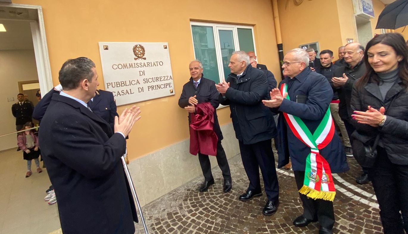 Casal di Principe, il ministro Piantedosi inaugura il Commissariato di