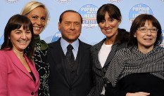 Berlusconi con le candidate del Pdl a governatore